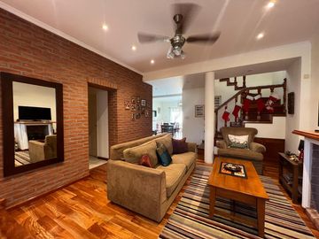 Amplia casa con patio y cochera a la Venta en Wilde Centro