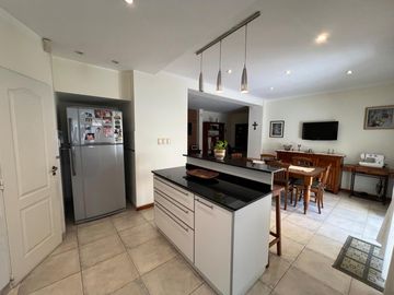 Amplia casa con patio y cochera a la Venta en Wilde Centro