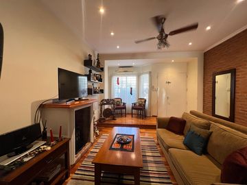 Amplia casa con patio y cochera a la Venta en Wilde Centro