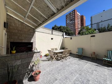 Amplia casa con patio y cochera a la Venta en Wilde Centro