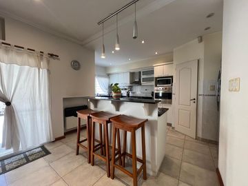 Amplia casa con patio y cochera a la Venta en Wilde Centro