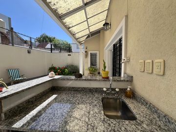 Amplia casa con patio y cochera a la Venta en Wilde Centro