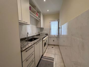 Amplia casa con patio y cochera a la Venta en Wilde Centro