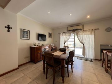 Amplia casa con patio y cochera a la Venta en Wilde Centro