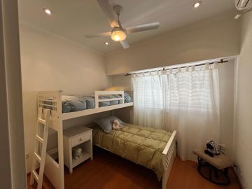 Amplia casa con patio y cochera a la Venta en Wilde Centro