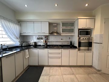 Amplia casa con patio y cochera a la Venta en Wilde Centro