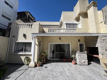 Amplia casa con patio y cochera a la Venta en Wilde Centro