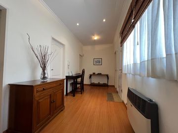 Amplia casa con patio y cochera a la Venta en Wilde Centro