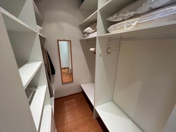 Amplia casa con patio y cochera a la Venta en Wilde Centro