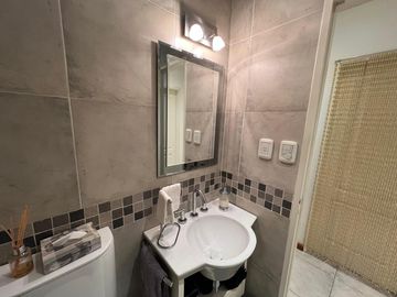 Amplia casa con patio y cochera a la Venta en Wilde Centro