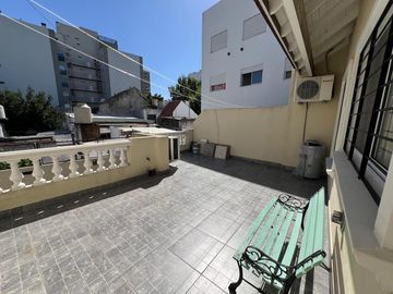 Amplia casa con patio y cochera a la Venta en Wilde Centro