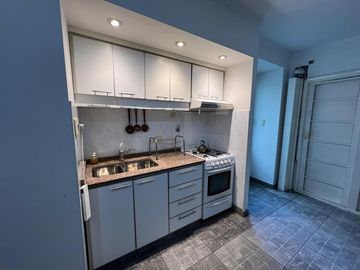 Amplia casa con patio y cochera a la Venta en Wilde Centro