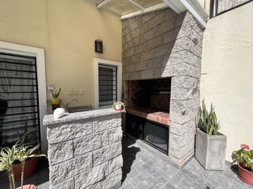 Amplia casa con patio y cochera a la Venta en Wilde Centro