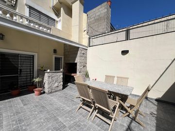 Amplia casa con patio y cochera a la Venta en Wilde Centro