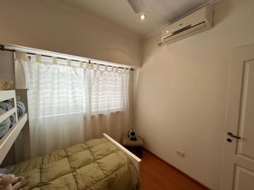 Amplia casa con patio y cochera a la Venta en Wilde Centro