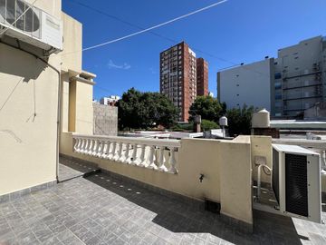 Amplia casa con patio y cochera a la Venta en Wilde Centro