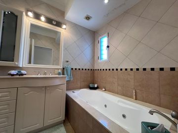 Amplia casa con patio y cochera a la Venta en Wilde Centro
