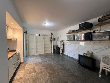 Amplia casa con patio y cochera a la Venta en Wilde Centro