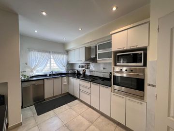 Amplia casa con patio y cochera a la Venta en Wilde Centro