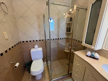 Amplia casa con patio y cochera a la Venta en Wilde Centro