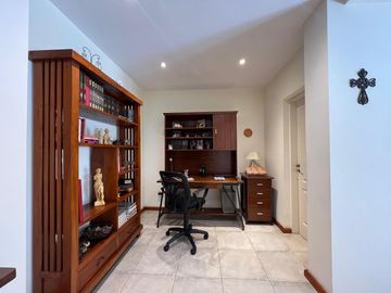 Amplia casa con patio y cochera a la Venta en Wilde Centro