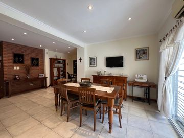 Amplia casa con patio y cochera a la Venta en Wilde Centro