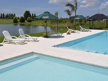 Chacras de la Reserva - Casa de 4 dormitorios con Hermoso Parque (SE ALQUILA POR UN AÑO AMOBLADA)