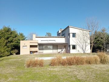 Chacras de la Reserva - Casa de 4 dormitorios con Hermoso Parque (SE ALQUILA POR UN AÑO AMOBLADA)