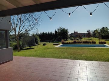 Chacras de la Reserva - Casa de 4 dormitorios con Hermoso Parque (SE ALQUILA POR UN AÑO AMOBLADA)