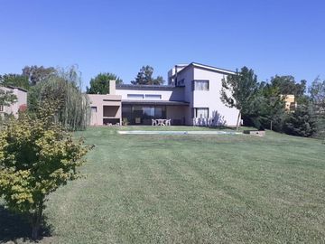Chacras de la Reserva - Casa de 4 dormitorios con Hermoso Parque (SE ALQUILA POR UN AÑO AMOBLADA)