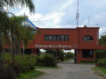 Chacras de la Reserva - Casa de 4 dormitorios con Hermoso Parque (SE ALQUILA POR UN AÑO AMOBLADA)