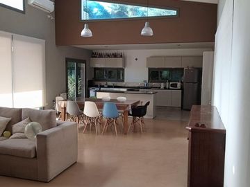 Chacras de la Reserva - Casa de 4 dormitorios con Hermoso Parque (SE ALQUILA POR UN AÑO AMOBLADA)