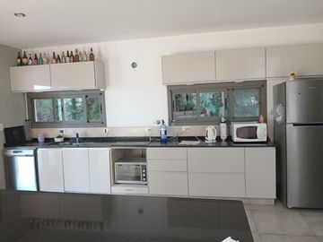 Chacras de la Reserva - Casa de 4 dormitorios con Hermoso Parque (SE ALQUILA POR UN AÑO AMOBLADA)