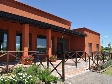 Chacras de la Reserva - Casa de 4 dormitorios con Hermoso Parque (SE ALQUILA POR UN AÑO AMOBLADA)