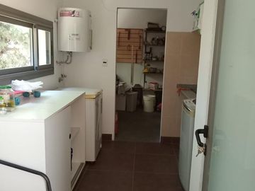 Chacras de la Reserva - Casa de 4 dormitorios con Hermoso Parque (SE ALQUILA POR UN AÑO AMOBLADA)