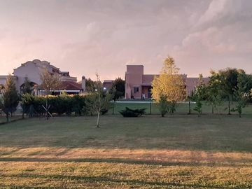 Chacras de la Reserva - Casa de 4 dormitorios con Hermoso Parque (SE ALQUILA POR UN AÑO AMOBLADA)