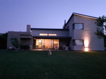 Chacras de la Reserva - Casa de 4 dormitorios con Hermoso Parque (SE ALQUILA POR UN AÑO AMOBLADA)