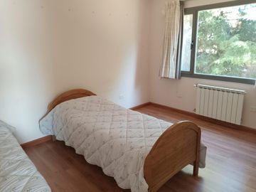 Chacras de la Reserva - Casa de 4 dormitorios con Hermoso Parque (SE ALQUILA POR UN AÑO AMOBLADA)