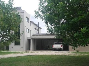 Chacras de la Reserva - Casa de 4 dormitorios con Hermoso Parque (SE ALQUILA POR UN AÑO AMOBLADA)