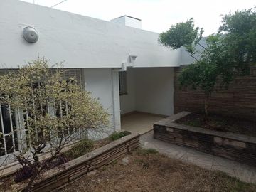 A metros Rafael Nuñez - Una Planta ,  3 dorm 2 Baños, Cochera doble , Vivienda o comercial