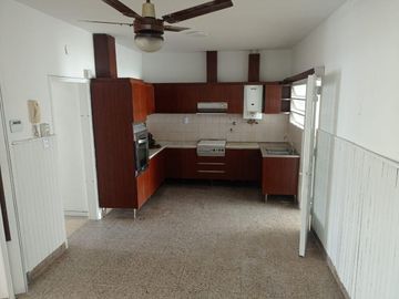 A metros Rafael Nuñez - Una Planta ,  3 dorm 2 Baños, Cochera doble , Vivienda o comercial