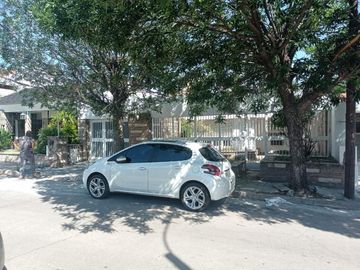 A metros Rafael Nuñez - Una Planta ,  3 dorm 2 Baños, Cochera doble , Vivienda o comercial