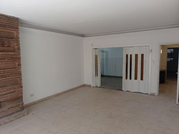 A metros Rafael Nuñez - Una Planta ,  3 dorm 2 Baños, Cochera doble , Vivienda o comercial