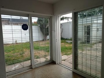 A metros Rafael Nuñez - Una Planta ,  3 dorm 2 Baños, Cochera doble , Vivienda o comercial