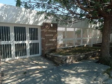 A metros Rafael Nuñez - Una Planta ,  3 dorm 2 Baños, Cochera doble , Vivienda o comercial