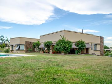Espectacular casa en venta Club de Campo Loa Nogales