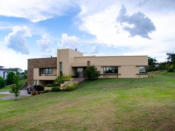 Espectacular casa en venta Club de Campo Loa Nogales