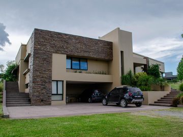 Espectacular casa en venta Club de Campo Loa Nogales