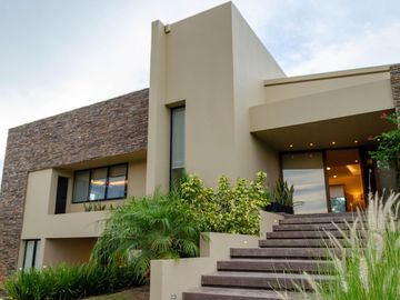 Espectacular casa en venta Club de Campo Loa Nogales