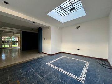 Casa en Zona Sur - 3 dormitorios - Cochera - Patio - Apta crédito.